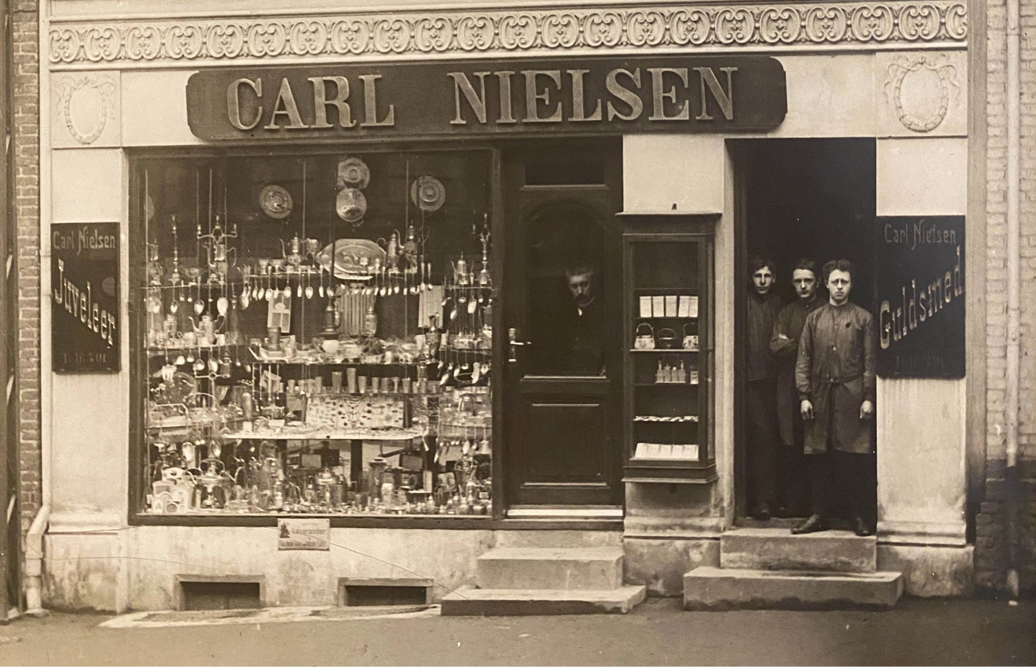 Βιτρίνα καταστήματος Carl Nielsen από την JM Band®.